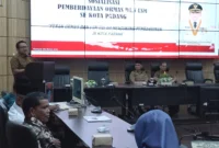 Staf Ahli Wali Kota Padang Habibul Fuadi memberikan sambutan dalam acara Pemberdayaan Ormas dan LSM di Ruang Abu Bakar Jaar, Balai Kota Padang, Selasa (20/8/2024).