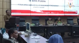 Staf Ahli Wali Kota Padang Habibul Fuadi memberikan sambutan dalam acara Pemberdayaan Ormas dan LSM di Ruang Abu Bakar Jaar, Balai Kota Padang, Selasa (20/8/2024).