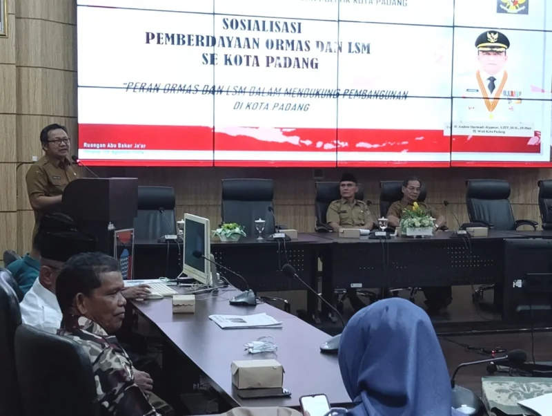 Staf Ahli Wali Kota Padang Habibul Fuadi memberikan sambutan dalam acara Pemberdayaan Ormas dan LSM di Ruang Abu Bakar Jaar, Balai Kota Padang, Selasa (20/8/2024).