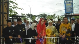 Pj Ketua TP PKK Padang Vanny Andree Algamar membuka Expo UMKM di Galanggang Balai Kota Padang. (Foto: Prokopim Padang)