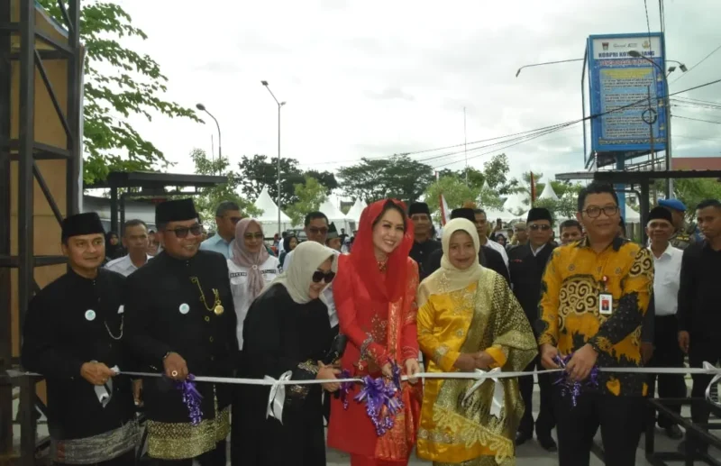 Pj Ketua TP PKK Padang Vanny Andree Algamar membuka Expo UMKM di Galanggang Balai Kota Padang. (Foto: Prokopim Padang)