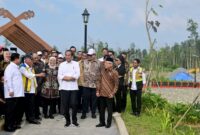 Presiden Jokowi dan Wapres Ma’ruf Amin serta para Menteri Kabinet Indonesia Maju berkeliling embung MBH di IKN, Senin (12/8/2024). (Foto: BPMI Setpres/Muchlis Jr)