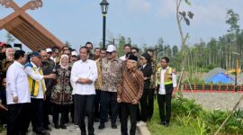 Presiden Jokowi dan Wapres Ma’ruf Amin serta para Menteri Kabinet Indonesia Maju berkeliling embung MBH di IKN, Senin (12/8/2024). (Foto: BPMI Setpres/Muchlis Jr)