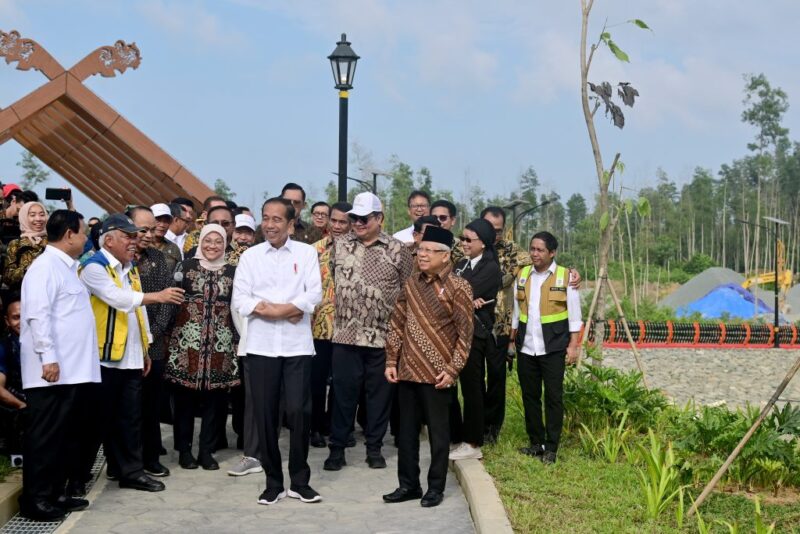 Presiden Jokowi dan Wapres Ma’ruf Amin serta para Menteri Kabinet Indonesia Maju berkeliling embung MBH di IKN, Senin (12/8/2024). (Foto: BPMI Setpres/Muchlis Jr)