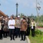 Presiden Jokowi dan Wapres Ma’ruf Amin serta para Menteri Kabinet Indonesia Maju berkeliling embung MBH di IKN, Senin (12/8/2024). (Foto: BPMI Setpres/Muchlis Jr)