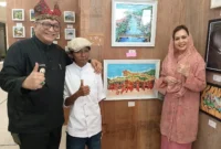 Pj Wali Kota Padang Andree Algamar didampingi Pj Ketua TP PKK Ny. Vanny Algamar bersama pemilik Dangau Studio Budi Irwandi. (Foto: Javanusa.com)