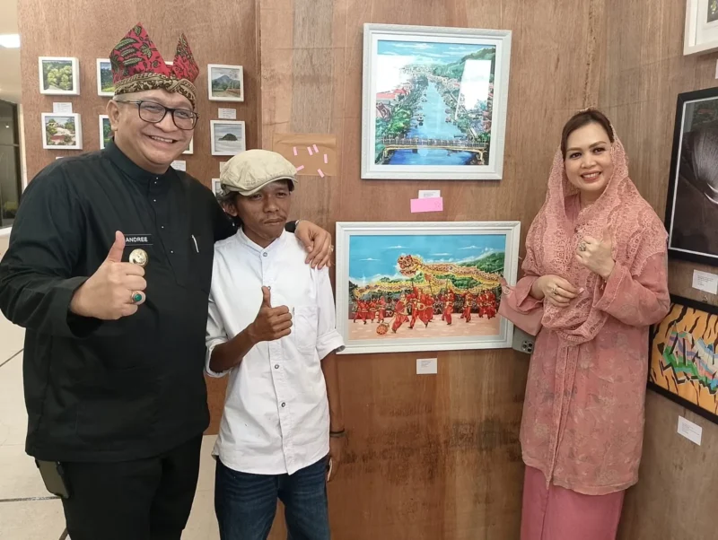 Pj Wali Kota Padang Andree Algamar didampingi Pj Ketua TP PKK Ny. Vanny Algamar bersama pemilik Dangau Studio Budi Irwandi. (Foto: Javanusa.com)