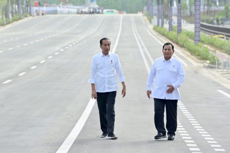 Presiden Jokowi didampingi Menhan Prabowo Subianto meninjau progres pembangunan IKN, Senin (12/08/2024). (Foto: BPMI Setpres/Muchlis Jr)