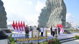 Presiden Jokowi meresmikan Taman Kusuma Bangsa yang terletak di kawasan IKN, Senin (12/8/2024). (Foto: BPMI Setpres/ Muchlis Jr)