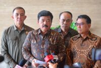Menko Polhukam Hadi Tjahjanto memberikan keterangan pers terkait daftar penerima tanda jasa dan tanda kehormatan yang akan disematkan oleh Presiden Joko Widodo, Senin (12/8/2024).