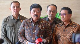Menko Polhukam Hadi Tjahjanto memberikan keterangan pers terkait daftar penerima tanda jasa dan tanda kehormatan yang akan disematkan oleh Presiden Joko Widodo, Senin (12/8/2024).