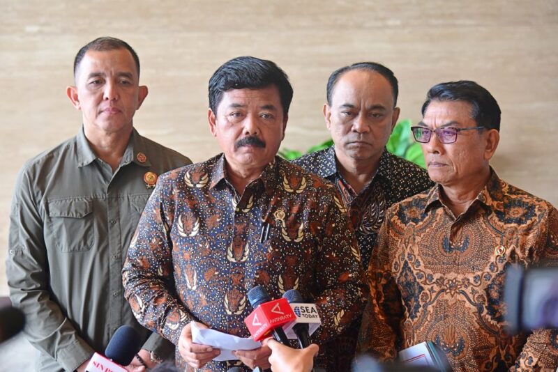Menko Polhukam Hadi Tjahjanto memberikan keterangan pers terkait daftar penerima tanda jasa dan tanda kehormatan yang akan disematkan oleh Presiden Joko Widodo, Senin (12/8/2024).