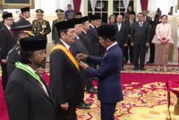Presiden Joko Widodo menganugerahkan tanda kehormatan Republik Indonesia kepada 64 tokoh di Istana Negara, Jakarta, Rabu (14/08/2024). (Foto: Tangkapan Layar)
