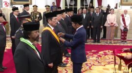 Presiden Joko Widodo menganugerahkan tanda kehormatan Republik Indonesia kepada 64 tokoh di Istana Negara, Jakarta, Rabu (14/08/2024). (Foto: Tangkapan Layar)
