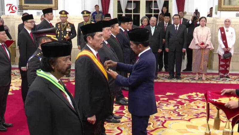 Presiden Joko Widodo menganugerahkan tanda kehormatan Republik Indonesia kepada 64 tokoh di Istana Negara, Jakarta, Rabu (14/08/2024). (Foto: Tangkapan Layar)
