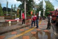 BPBD Padang bersama Damkar dan DLH Padang melakukan pembersihan tugu gempa. (Foto: BPBD Padang)