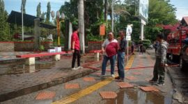 BPBD Padang bersama Damkar dan DLH Padang melakukan pembersihan tugu gempa. (Foto: BPBD Padang)
