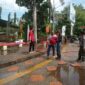 BPBD Padang bersama Damkar dan DLH Padang melakukan pembersihan tugu gempa. (Foto: BPBD Padang)
