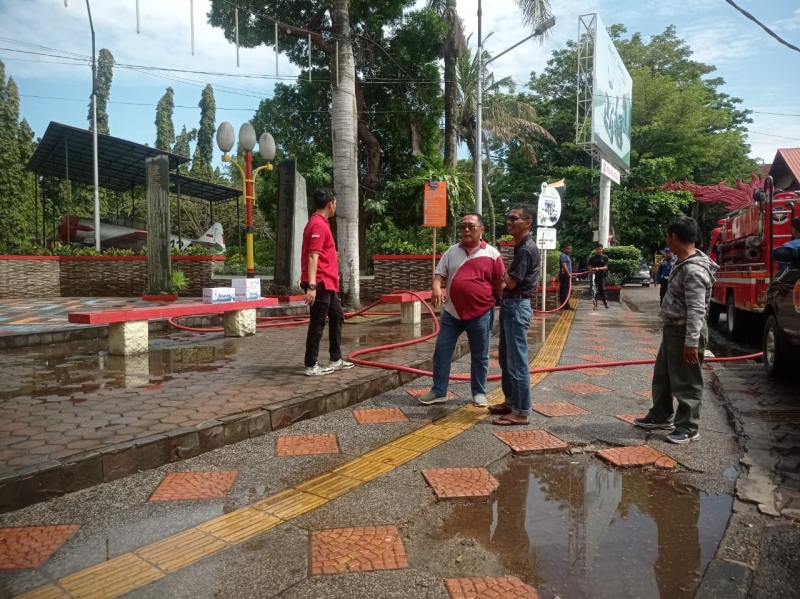 BPBD Padang bersama Damkar dan DLH Padang melakukan pembersihan tugu gempa. (Foto: BPBD Padang)
