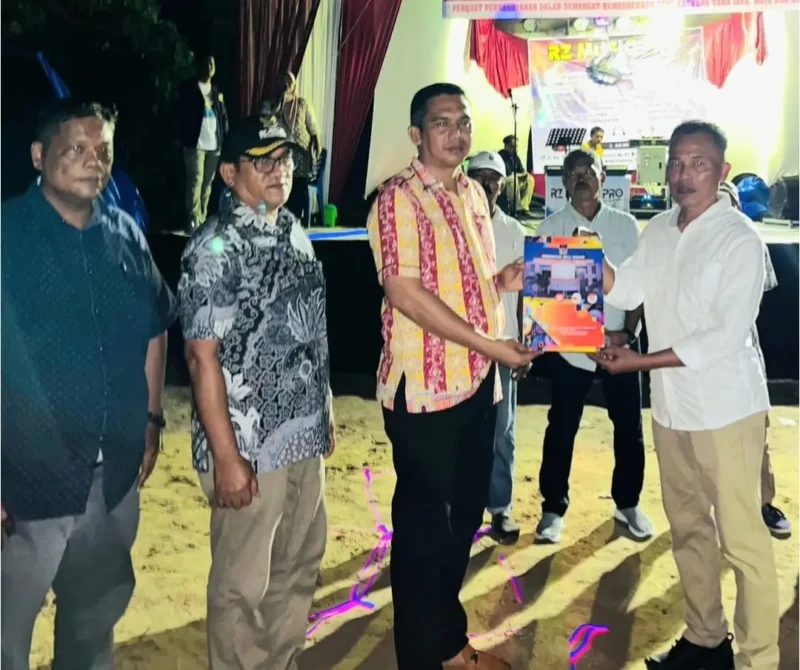 Camat Lubeg Andi Amir mengukuhkan Satgas Anti Tawuran dan Kekerasan Kelurahan Batuang Taba Nan XX, Sabtu (7/9/2024) malam. 