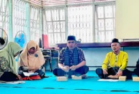 Camat Lubuk Begalung Andi Amir saat bermusyawarah dengan ninik mamak Nagari Nan XX di Kantor KAN Nagari Nan XX, Sabtu (7/9/2024).