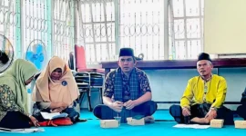 Camat Lubuk Begalung Andi Amir saat bermusyawarah dengan ninik mamak Nagari Nan XX di Kantor KAN Nagari Nan XX, Sabtu (7/9/2024).