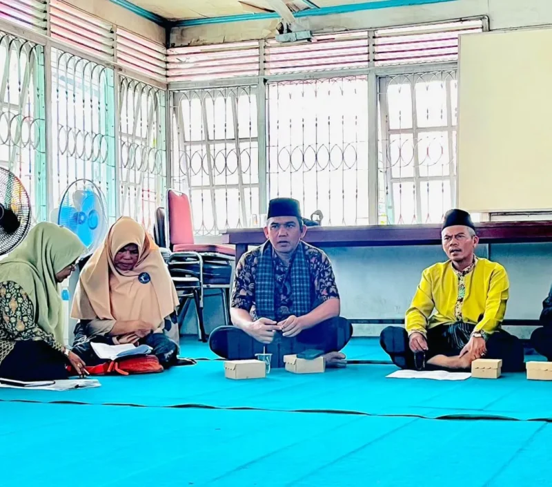 Camat Lubuk Begalung Andi Amir saat bermusyawarah dengan ninik mamak Nagari Nan XX di Kantor KAN Nagari Nan XX, Sabtu (7/9/2024).