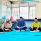 Camat Lubuk Begalung Andi Amir saat bermusyawarah dengan ninik mamak Nagari Nan XX di Kantor KAN Nagari Nan XX, Sabtu (7/9/2024).