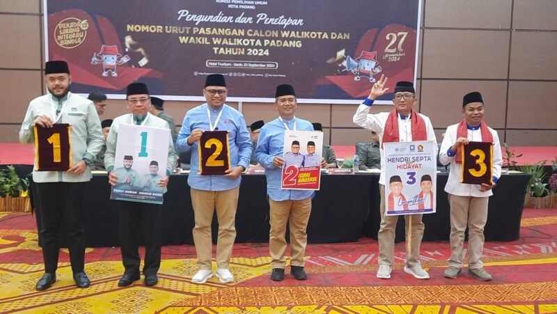 Para pasangan calon Wali Kota dan Wakil Wali Kota Padang memperlihatkan nomor urut mereka.