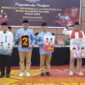 Para pasangan calon Wali Kota dan Wakil Wali Kota Padang memperlihatkan nomor urut mereka.