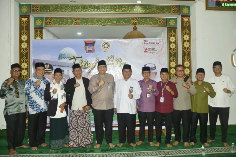 Pj Wali Kota Padang Andree Algamar saat Peringatan Maulid Nabi Muhammad SAW 1446 H di Masjid Agung Nurul Iman. (Foto: Prokopim Padang)