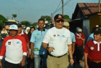 Pj Wali Kota Padang Andree Algamar mengikuti jalan santai IKA SMPN 11 Padang, Minggu (1/9/2024). (Foto: Prokopim Padang)