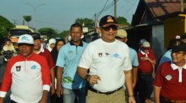 Pj Wali Kota Padang Andree Algamar mengikuti jalan santai IKA SMPN 11 Padang, Minggu (1/9/2024). (Foto: Prokopim Padang)