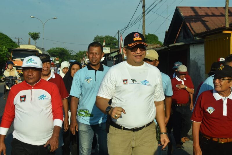 Pj Wali Kota Padang Andree Algamar mengikuti jalan santai IKA SMPN 11 Padang, Minggu (1/9/2024). (Foto: Prokopim Padang)