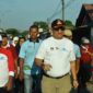 Pj Wali Kota Padang Andree Algamar mengikuti jalan santai IKA SMPN 11 Padang, Minggu (1/9/2024). (Foto: Prokopim Padang)