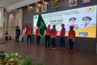 Gubernur Sumbar, Mahyeldi Ansharullah  melepas kontingen PON Sumbar di Auditorium Gubernur Sumbar Minggu (1/9/2024). (Foto: Humas KONI Sumbar)