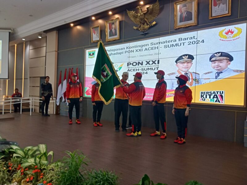 Gubernur Sumbar, Mahyeldi Ansharullah  melepas kontingen PON Sumbar di Auditorium Gubernur Sumbar Minggu (1/9/2024). (Foto: Humas KONI Sumbar)