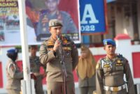 Kepala Satpol PP Padang, Chandra Eka Putra memimpin apel pagi, Senin (2/9/2024). (Foto: Humas Satpol PP Padang)