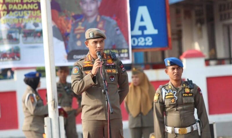 Kepala Satpol PP Padang, Chandra Eka Putra memimpin apel pagi, Senin (2/9/2024). (Foto: Humas Satpol PP Padang)