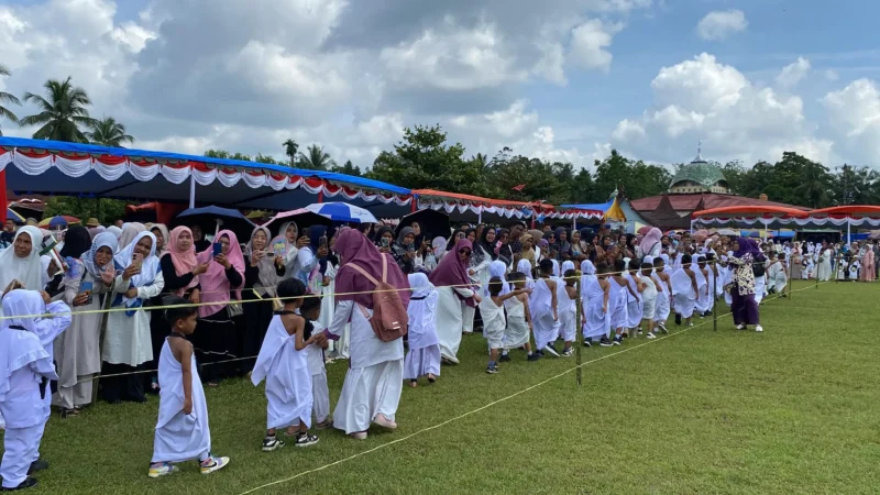 Ratusan anak usia dini dari RA dan TK Islam Bakti se-Kabupaten Pasbar dan Pasaman mengikuti kegiatan manasik haji di Lapangan Bola Lingkuang Aua Jambak, Kamis (5/9/2024). (Foto: Diskominfo Pasbar)