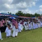 Ratusan anak usia dini dari RA dan TK Islam Bakti se-Kabupaten Pasbar dan Pasaman mengikuti kegiatan manasik haji di Lapangan Bola Lingkuang Aua Jambak, Kamis (5/9/2024). (Foto: Diskominfo Pasbar)