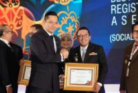 Menteri ATR/BPN RI Agus Harimurti Yudhoyono menyerahkan penghargaan kepada Bupati Tanah Datar Eka Putra, Kamis (5/9/2024). (Foto: Prokopim Tanah Datar)