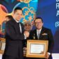 Menteri ATR/BPN RI Agus Harimurti Yudhoyono menyerahkan penghargaan kepada Bupati Tanah Datar Eka Putra, Kamis (5/9/2024). (Foto: Prokopim Tanah Datar)