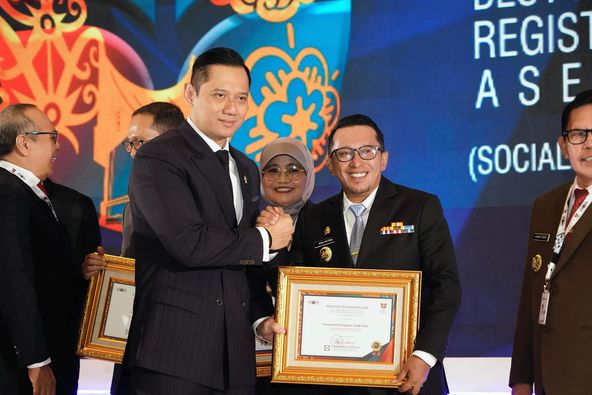 Menteri ATR/BPN RI Agus Harimurti Yudhoyono menyerahkan penghargaan kepada Bupati Tanah Datar Eka Putra, Kamis (5/9/2024). (Foto: Prokopim Tanah Datar)