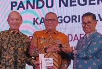 Pj Wali Kota Padang Andree Algamar menerima penghargaan APN 2024 di Grand Ballroom Hotel Aryaduta Menteng, Jakarta, Kamis (5/9/2024). (Foto: Diskominfo Padang)