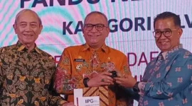 Pj Wali Kota Padang Andree Algamar menerima penghargaan APN 2024 di Grand Ballroom Hotel Aryaduta Menteng, Jakarta, Kamis (5/9/2024). (Foto: Diskominfo Padang)