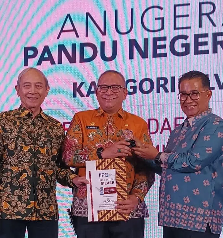 Pj Wali Kota Padang Andree Algamar menerima penghargaan APN 2024 di Grand Ballroom Hotel Aryaduta Menteng, Jakarta, Kamis (5/9/2024). (Foto: Diskominfo Padang)