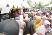 Masyarakat menyerbu bazar subsidi di Kecamatan Sangir Jujuhan (SJJ), Kamis (5/9/2024). (Foto: Pemkab Solsel)