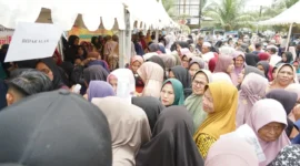Masyarakat menyerbu bazar subsidi di Kecamatan Sangir Jujuhan (SJJ), Kamis (5/9/2024). (Foto: Pemkab Solsel)