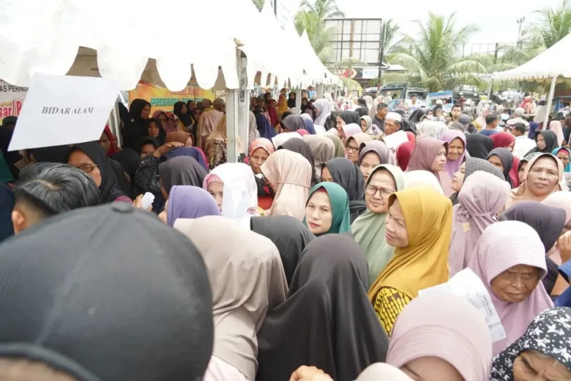 Masyarakat menyerbu bazar subsidi di Kecamatan Sangir Jujuhan (SJJ), Kamis (5/9/2024). (Foto: Pemkab Solsel)